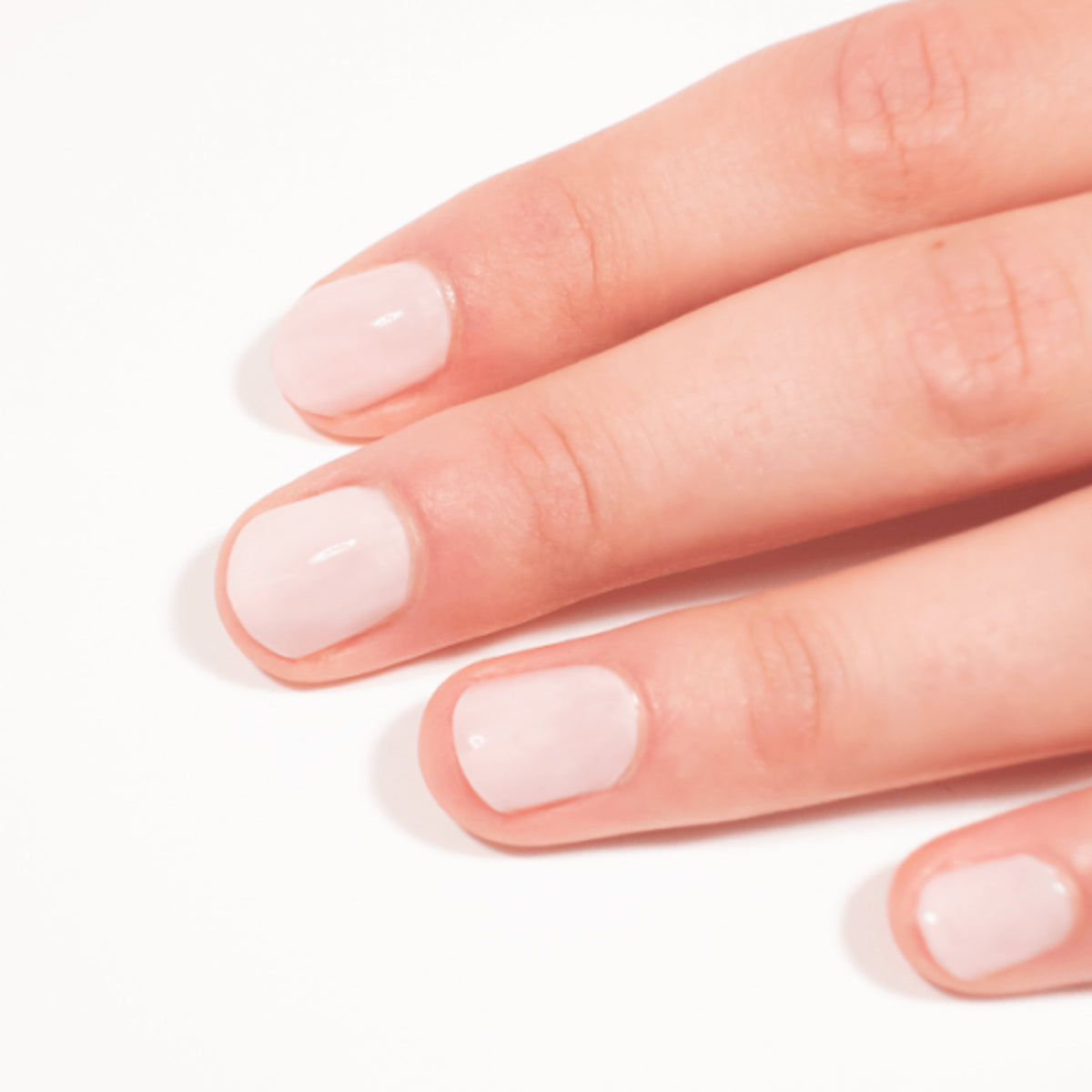 Mano con manicura rosa realizada con esmalte de uñas MÊME