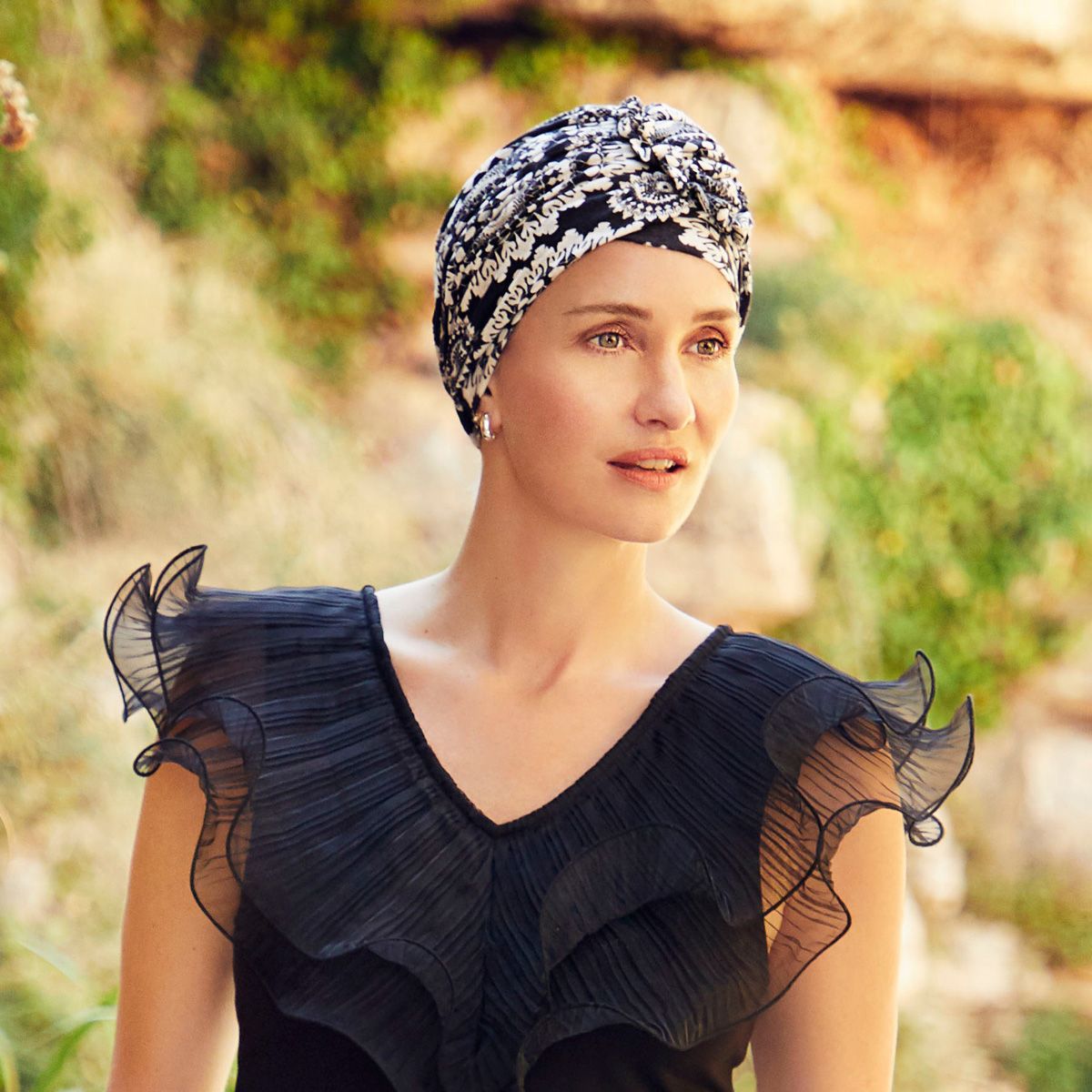 Lotus Turban Round n' Round de Christine Headwear turbante oncológico de lino estampado blanco y negro