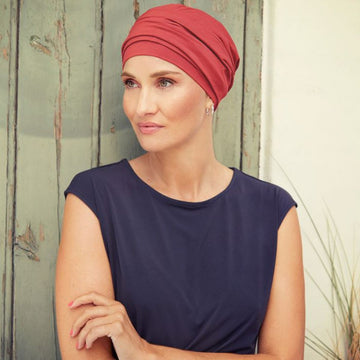 Nomi Turban Lipstick Red turbante oncológico de algodón Supima Christine Headwear color rojo intenso