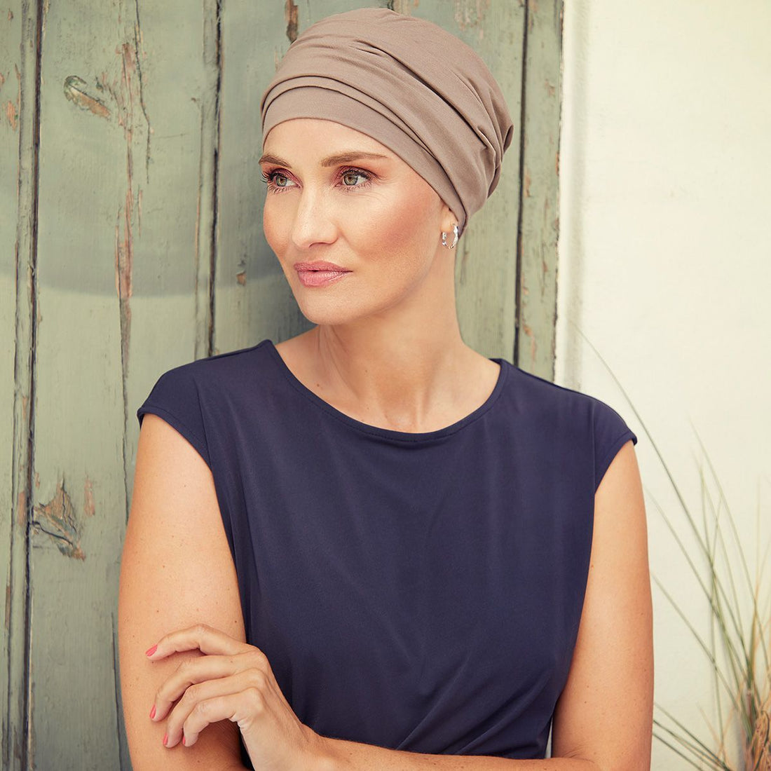 Nomi Turban Wild Dove turbante oncológico de algodón Supima Christine Headwear color taupé claro