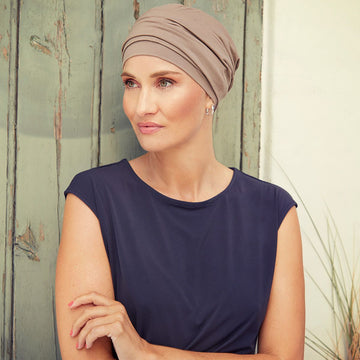 Nomi Turban Wild Dove turbante oncológico de algodón Supima Christine Headwear color taupé claro