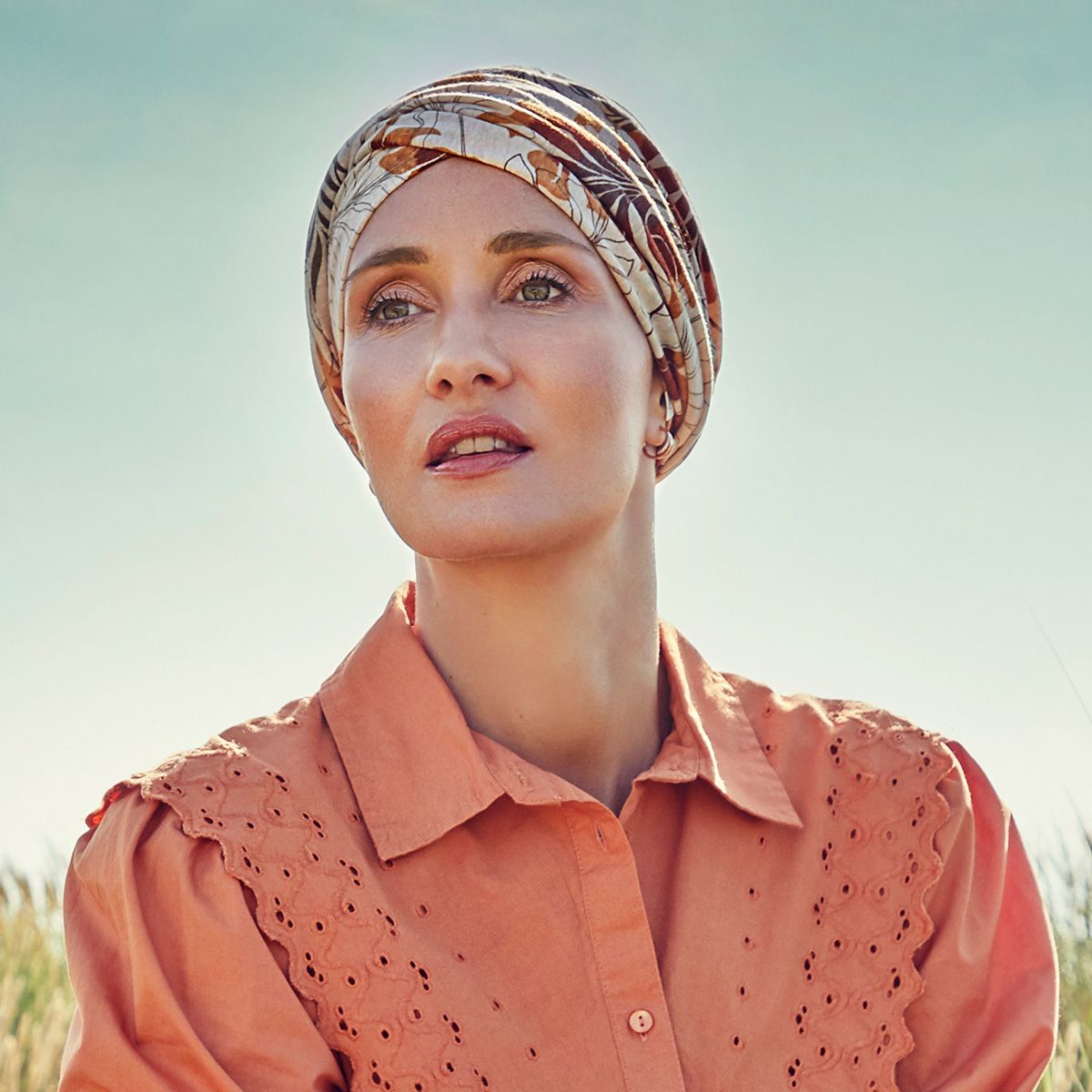 Shakti Turban Beige Leafs de Christine Headwear turbante oncológico de lino con estampado de hojas beige