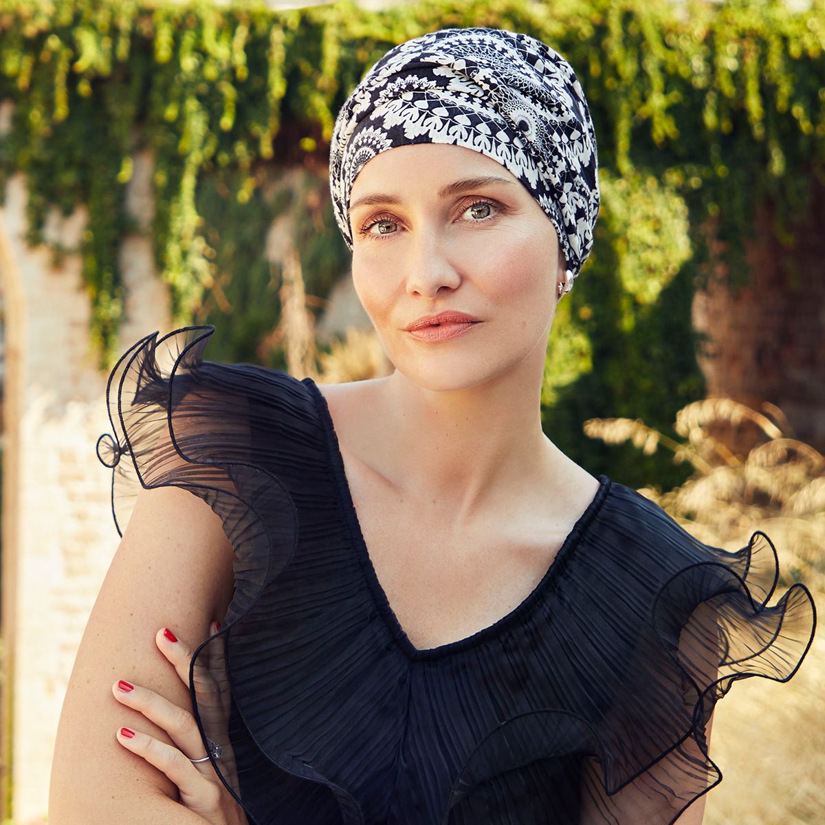Shakti Turban Round n' Round de Christine Headwear turbante oncológico de lino estampado blanco y negro