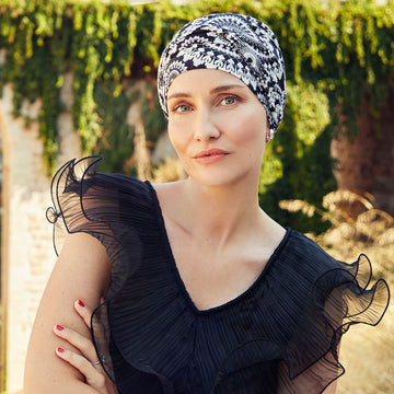 Shakti Turban Round n' Round de Christine Headwear turbante oncológico de lino estampado blanco y negro