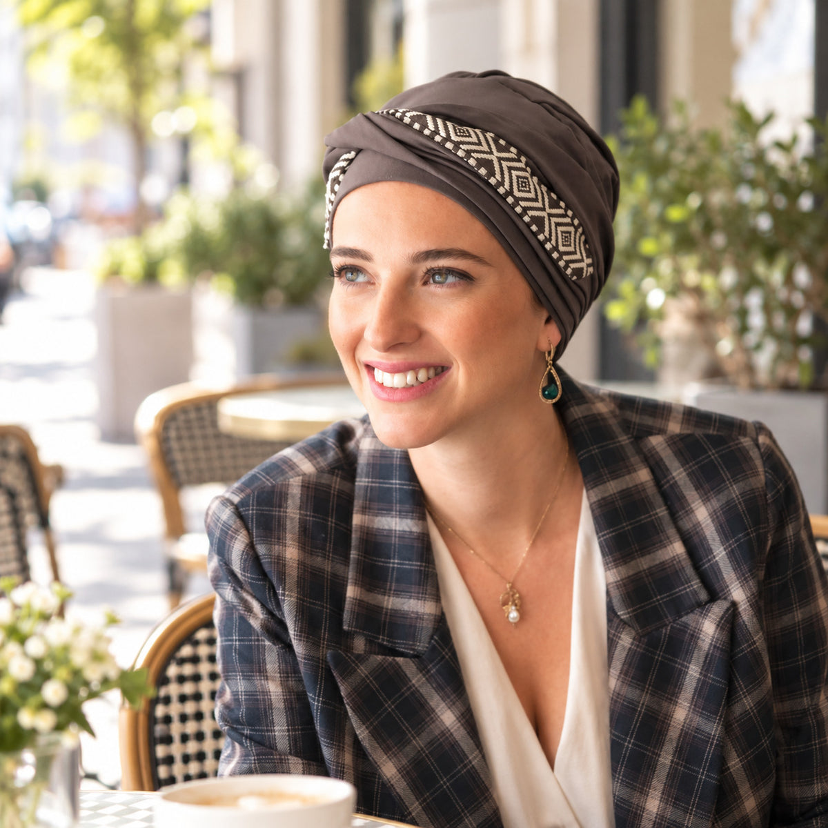 Turbante Confort Ikat Brown de Carebell, marrón con detalle Ikat
