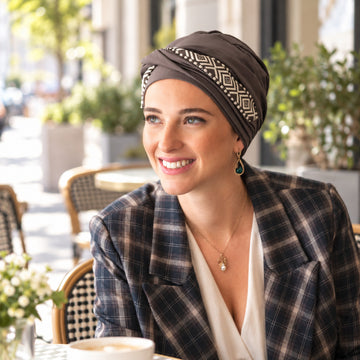 Turbante Confort Ikat Brown de Carebell, marrón con detalle Ikat