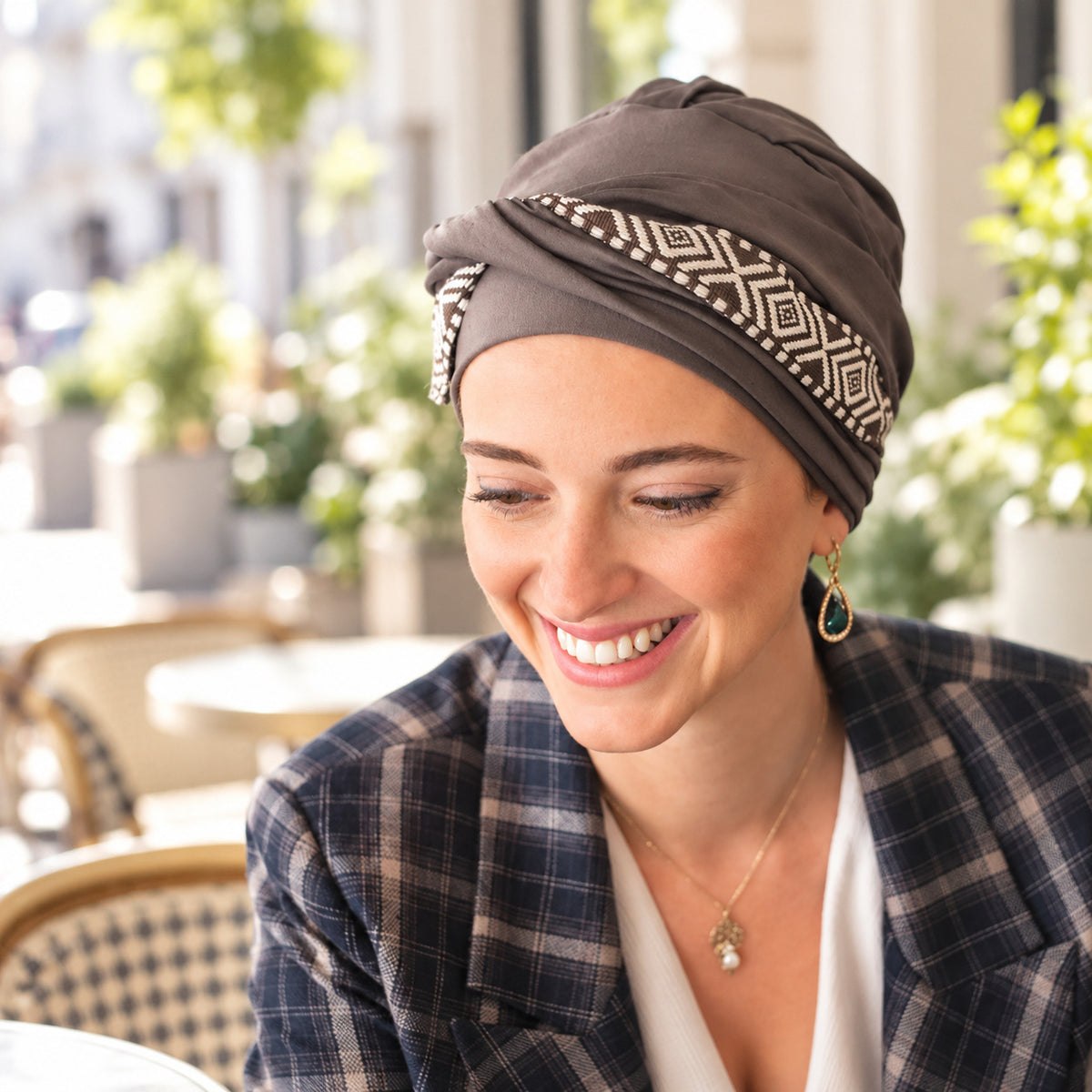 Turbante para quimioterapia Confort Ikat Brown, marrón con estampado Ikat