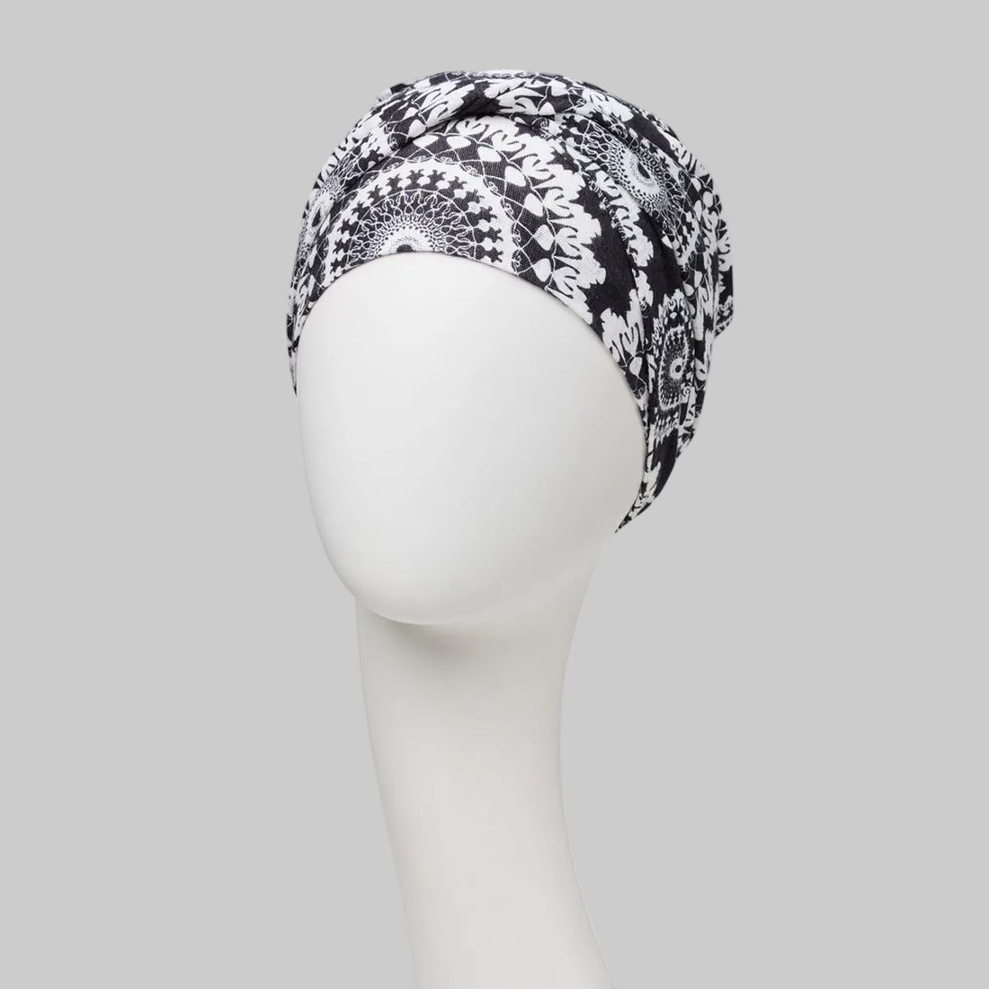 Shakti Turban Round n' Round de Christine Headwear turbante oncológico de lino estampado blanco y negro