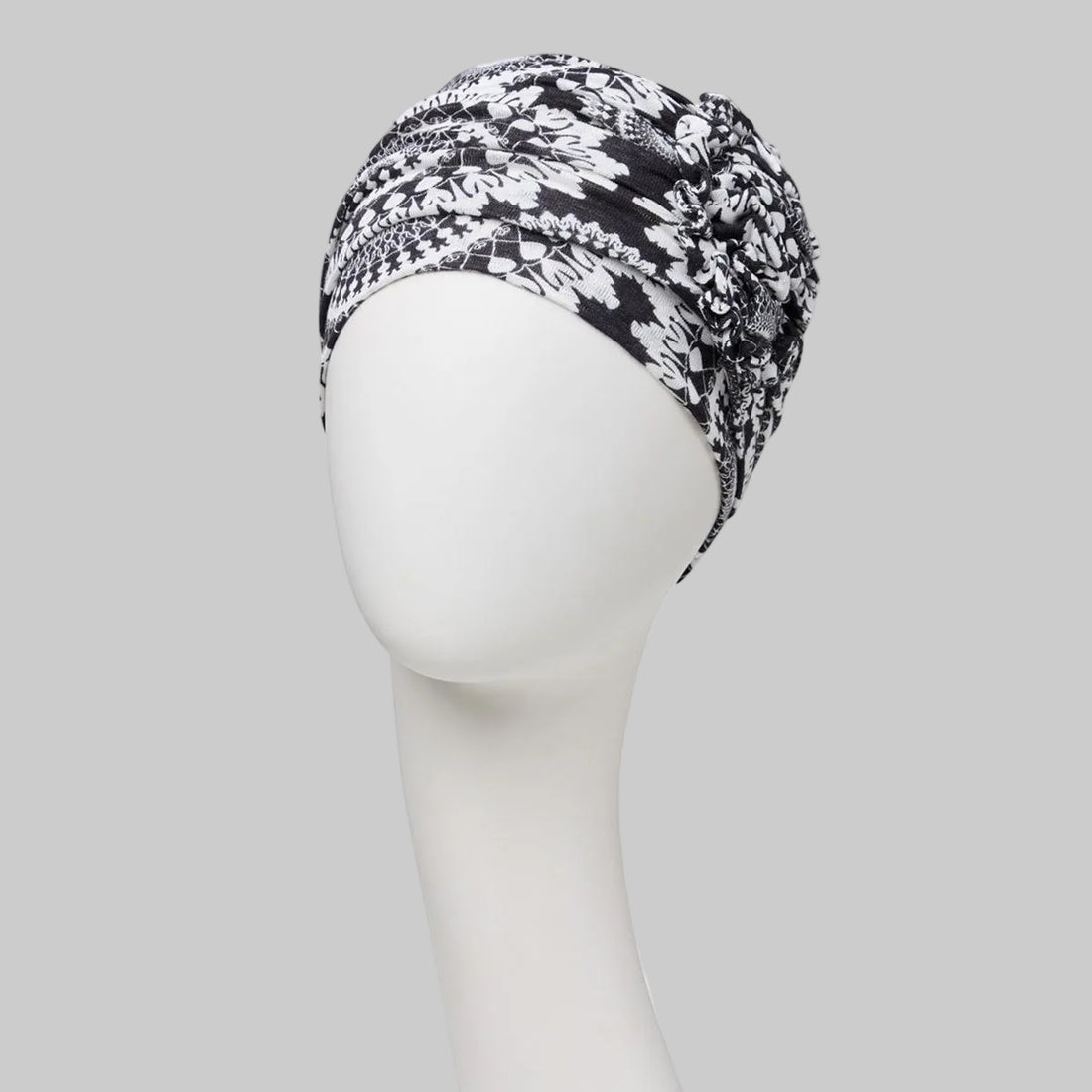 Lotus Turban Round n' Round de Christine Headwear turbante oncológico de lino estampado blanco y negro