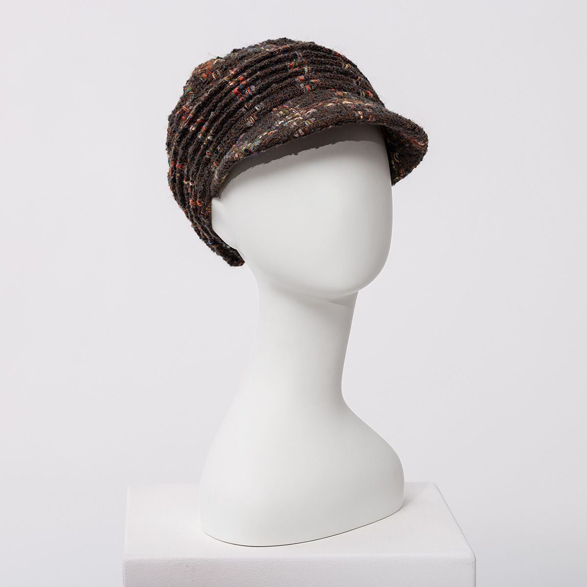 Gorra oncológica para quimioterapia Pandora Oxford Brown 3021-4145 con visera sobre busto, vista frontal