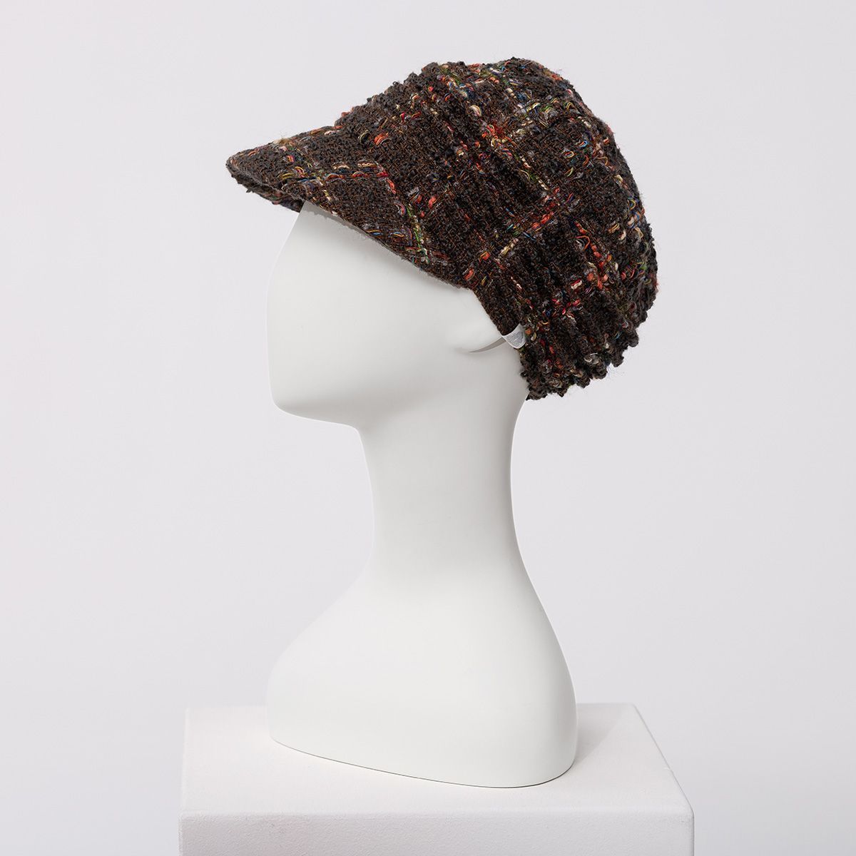 Gorra oncológica para quimioterapia Pandora Oxford Brown 3021-4145 con visera sobre busto, vista lateral