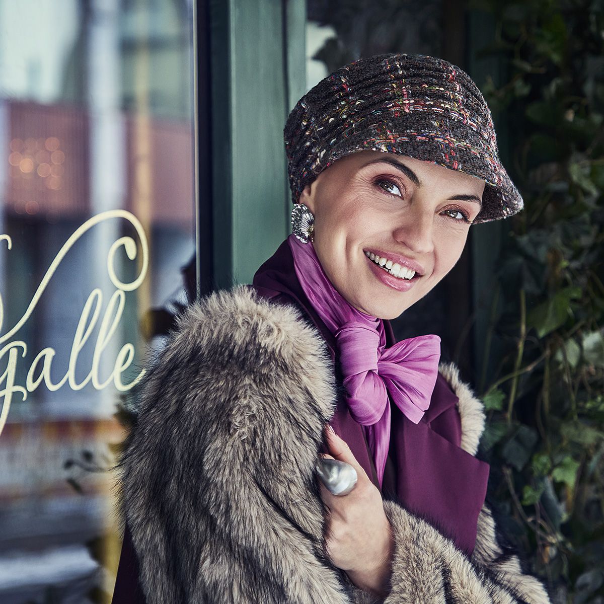 Mujer con la gorra oncológica para quimioterapia Pandora Oxford Brown 3021-4145 de Christine Headwear, diseño marrón de invierno con visera