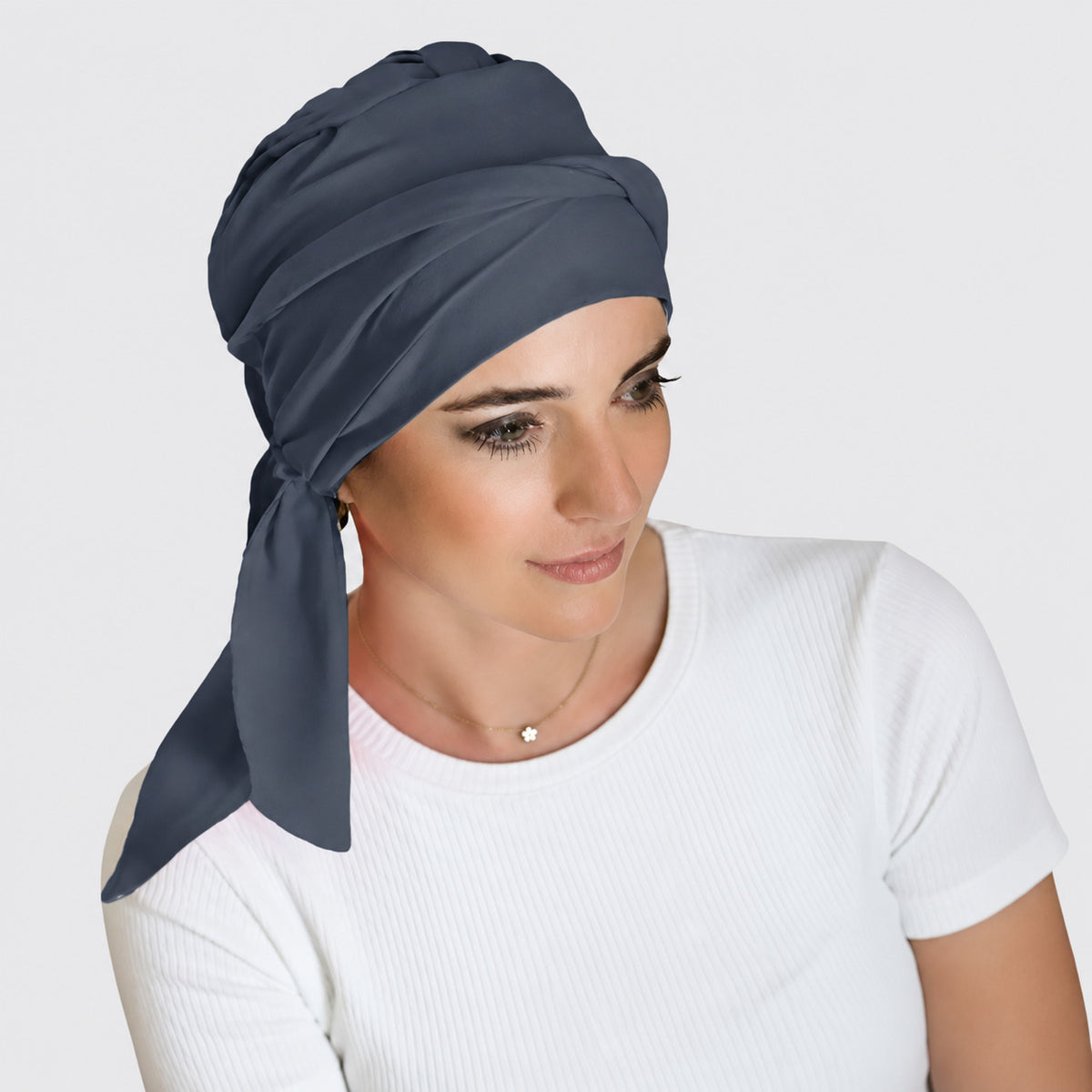 mujer con pañuelo para quimio color gris oscuro modelo smooth de carebell