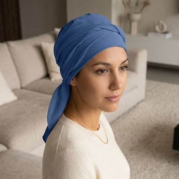 Mujer con pañuelo para qumioterapia modelo smooth bamcbú color azulón