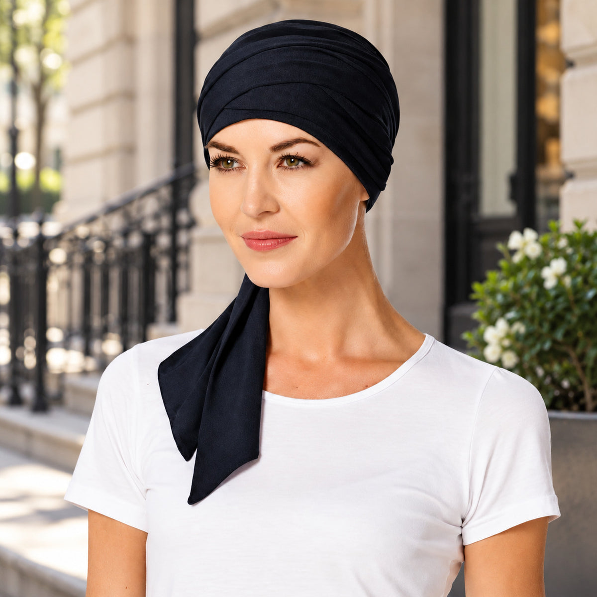 mujer en la ciudad con pañuelo oncologico mantra scarf de christine headwear