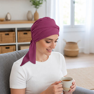 Mujer con pañuelo smooth malva para quimioterapia