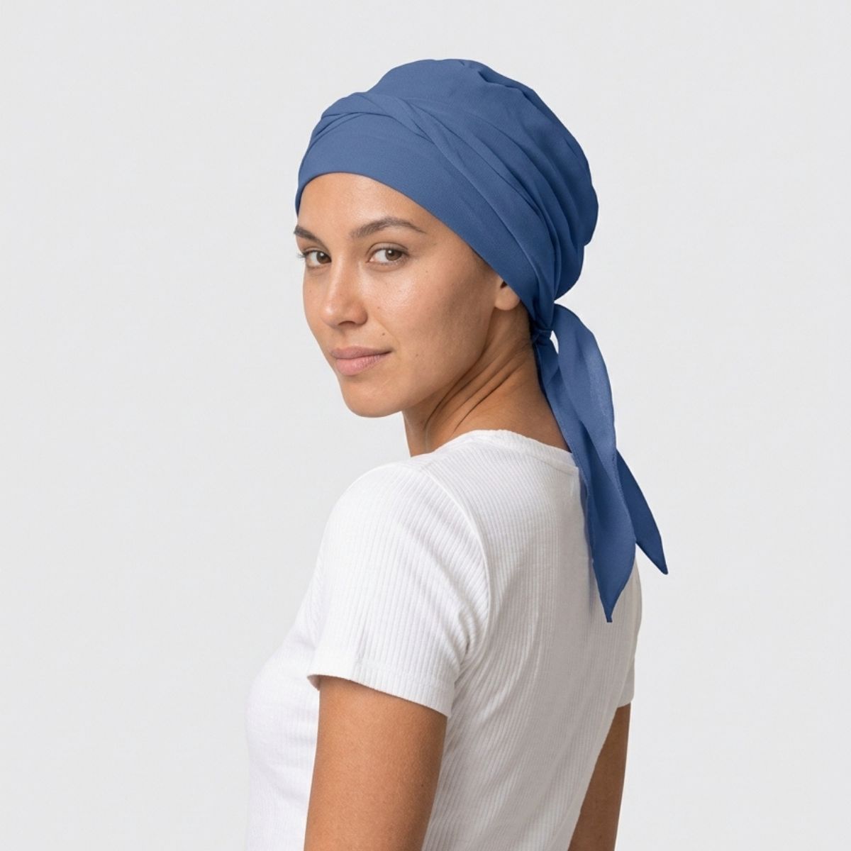 Mujer con pañuelo oncologico modelossmooth bamcbú color azulón