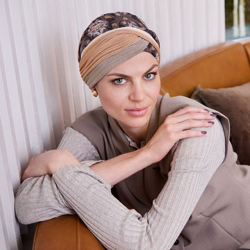 Turbante oncológico para quimioterapia Shakti Autumn Ornaments 1418-4047 de Christine Headwear, estampado otoñal y banda reversible