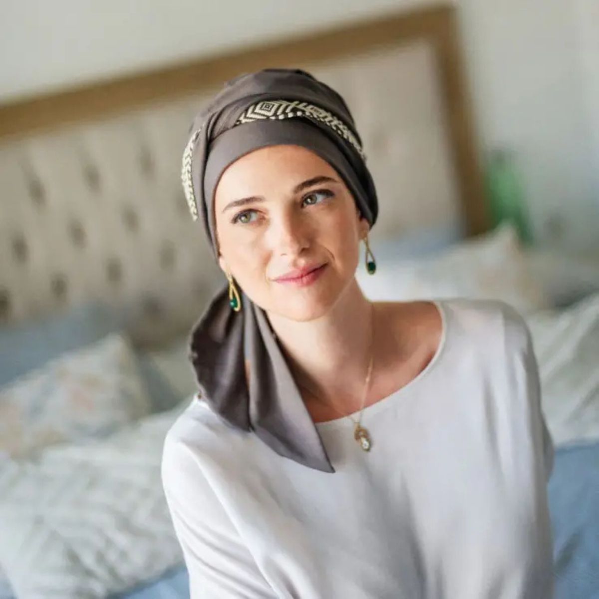 Turbante Smooth Ikat marrón con detalle geométrico, visto de frente