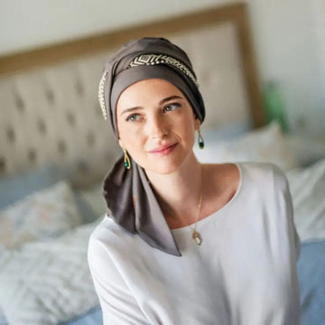 Turbante Smooth Ikat marrón con detalle geométrico, visto de frente