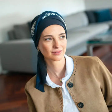 Turbante Smooth Ikat azul marino con detalle geométrico, visto de frente