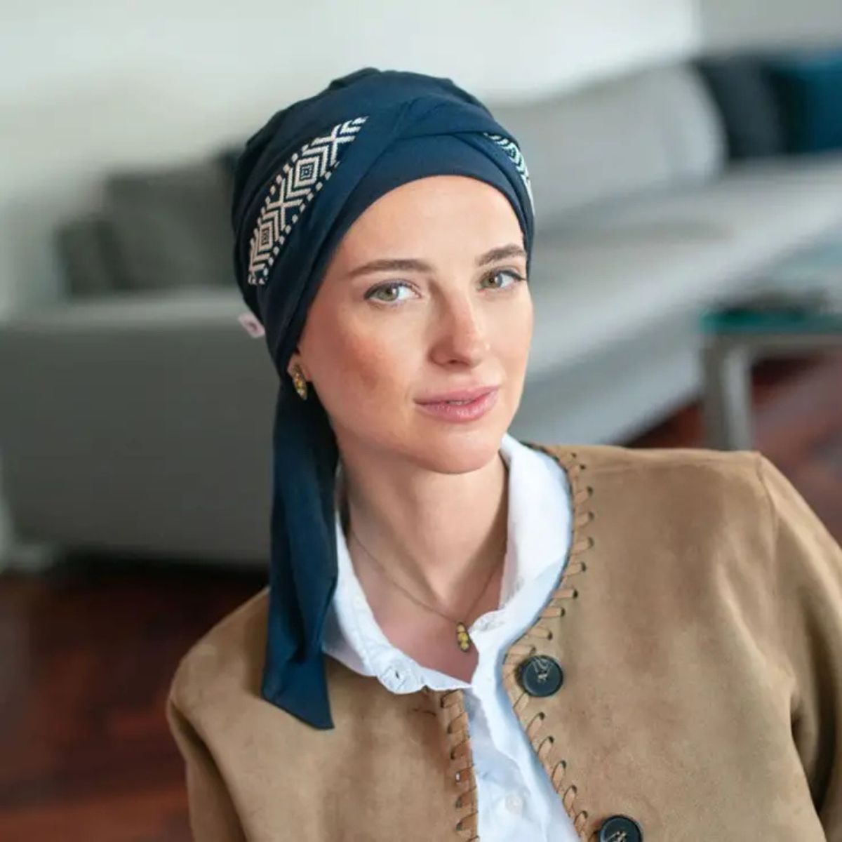 Mujer con turbante azul marino Smooth Ikat y chaqueta clara en exterior
