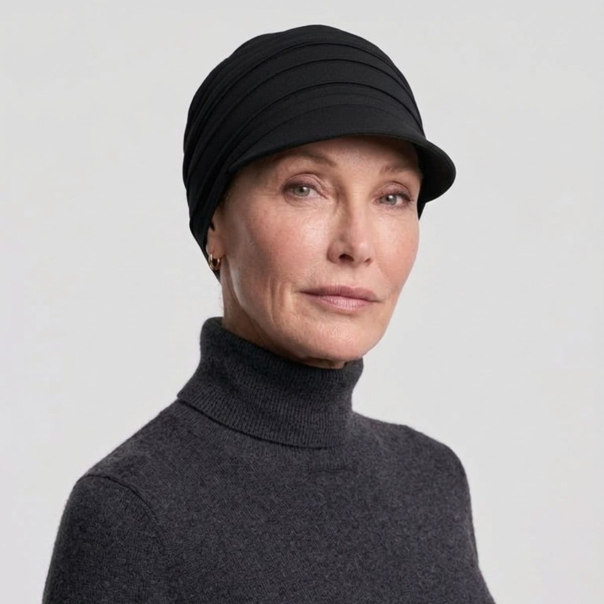 Gorra oncológica con visera para quimioterapia Yoga Black 1582-0211 de Christine Headwear, confeccionada en viscosa de bambú negro