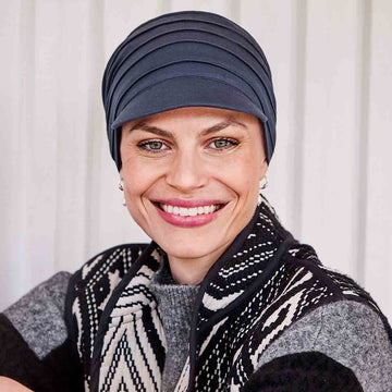 Gorra oncológica con visera para quimioterapia Yoga Blue 1582-0168 de Christine Headwear, confeccionada en viscosa de bambú azul